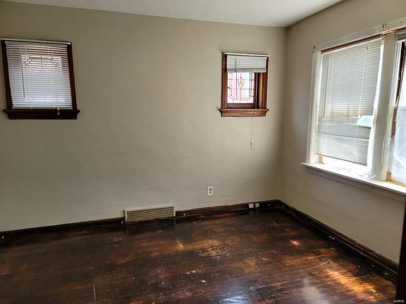 3rd image of 5926 Park Ln