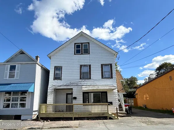 15 Hospital St, Carbondale, PA 18407