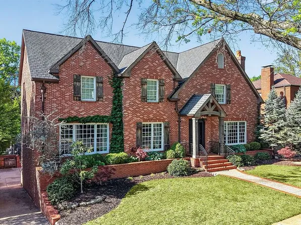 8116 University Dr, Saint Louis, MO 63105