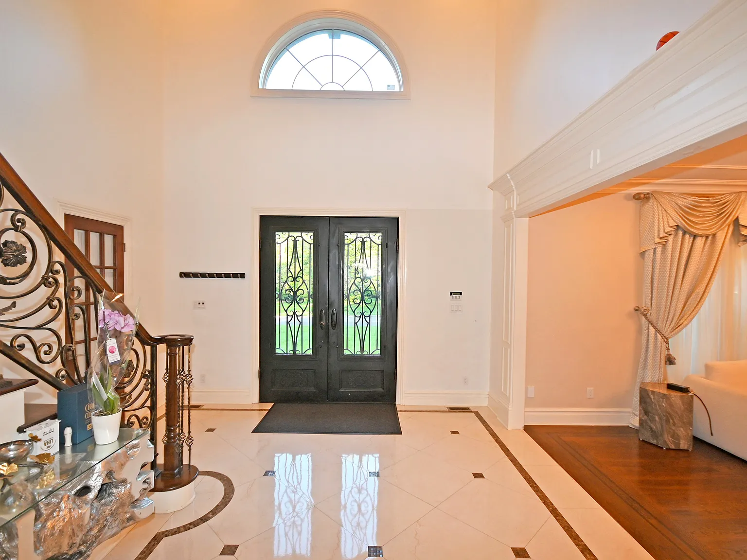 5 bed, 4.5 bath, 4200 sqft, $14,500 — Photo 3