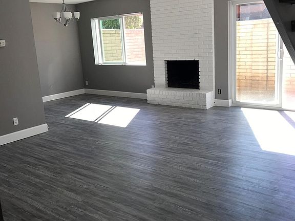 Large family room w fireplace