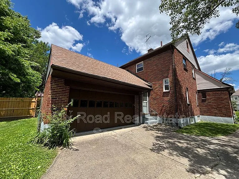 1927 Burroughs Dr — Photo 4