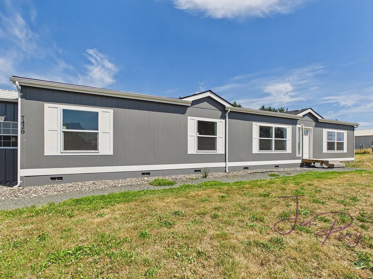 Large Spacious 5 Bedroom House with Fenced Yard — Photo 1