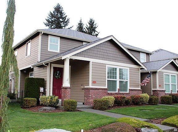 Charming townhome in gated community.  Enjoy carefree living with only a courtyard to take care of.  Just move in and relax.