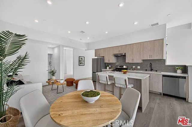 1204 N Orange Grove Ave — Photo 10