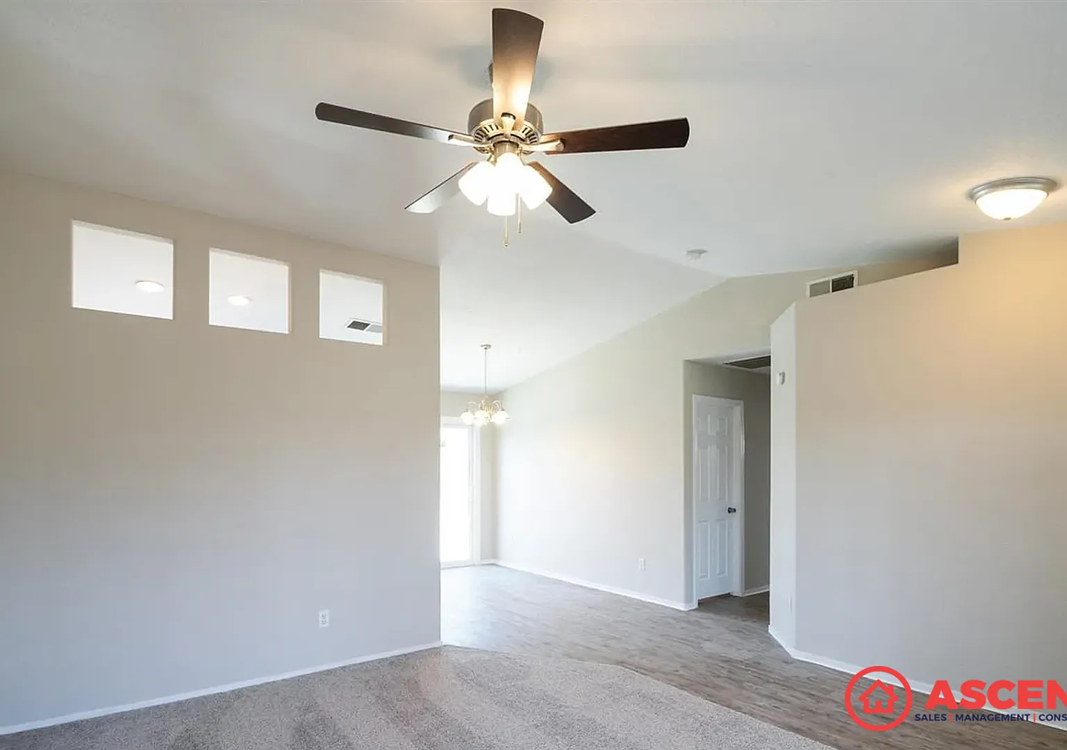 Stunning 3BD/2BA Home in Bakersfield's Desirable 93311 Pool & Fireplace! — Photo 3