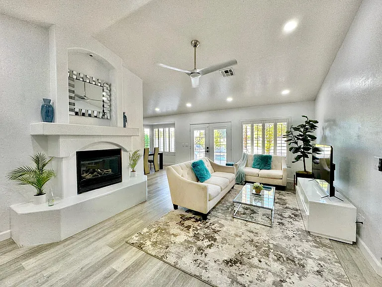 1020 E Hearne Way — Photo 3