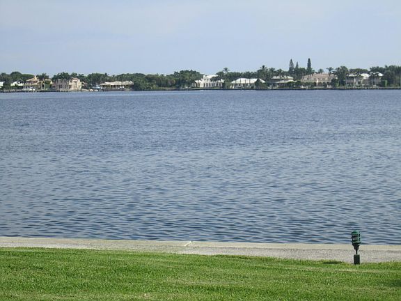 5th image of 130 Lakeshore Dr APT G30