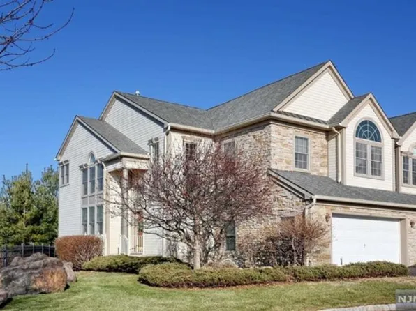 16 Skyview Dr, North Haledon, NJ 07508