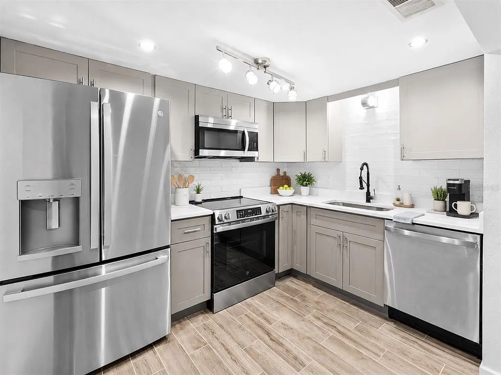 1 bed, 1.0 bath, 785 sqft, $2,100 — Photo 2