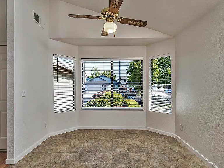 828 Bond Pl — Photo 6