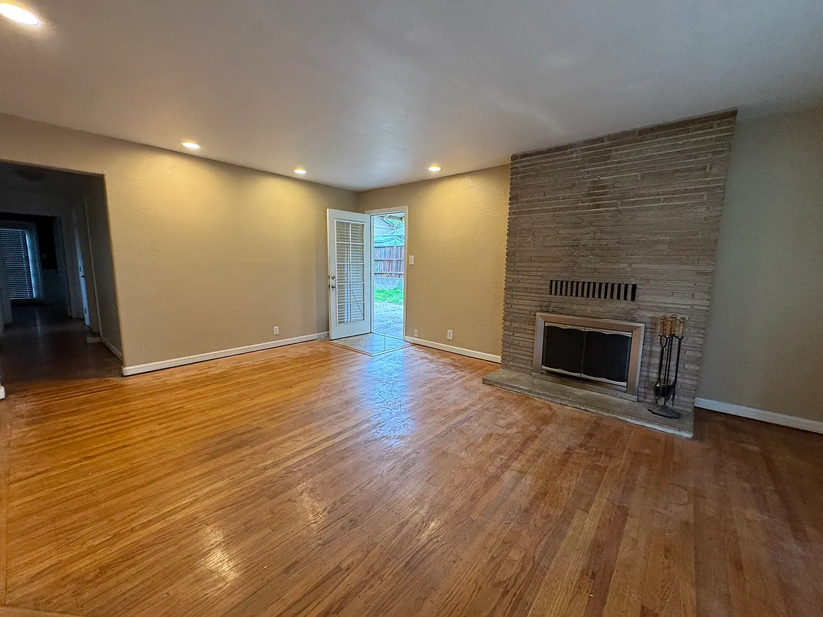 Building Photo - 114 Sandalwood Ct