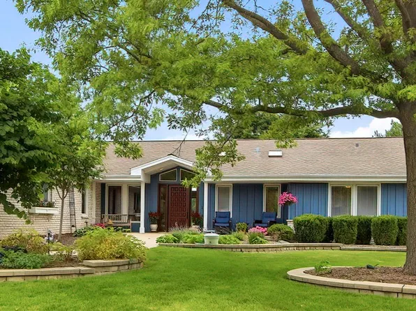 1110 Lake Shore Dr N, Barrington, IL 60010