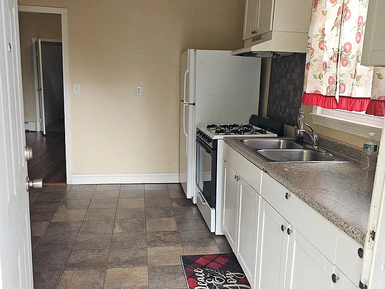 137 Pleasant St — Photo 4