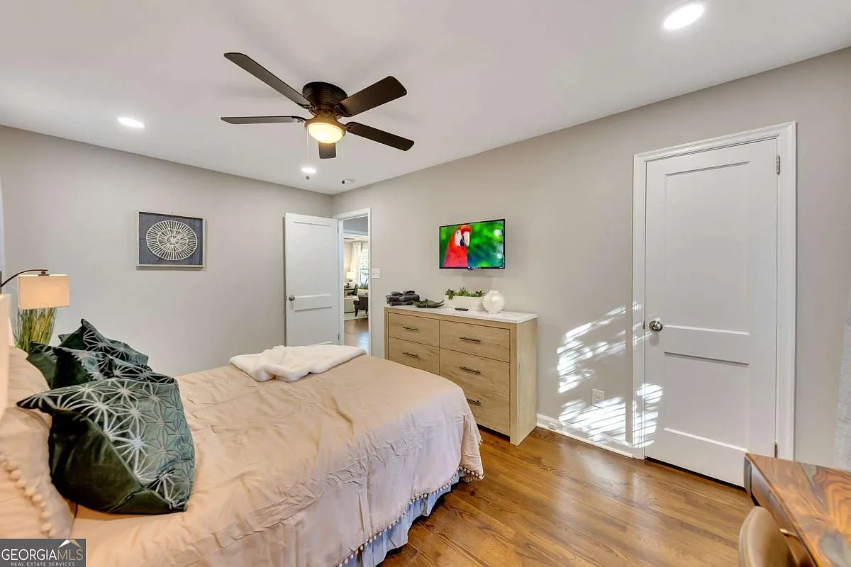 2 bed, 1.0 bath, $3,300 — Photo 4