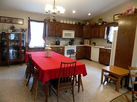 4th image of 590 Leonard Ln
