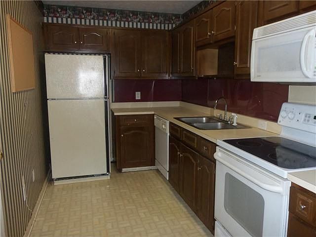 2nd image of 827 Morris Ave