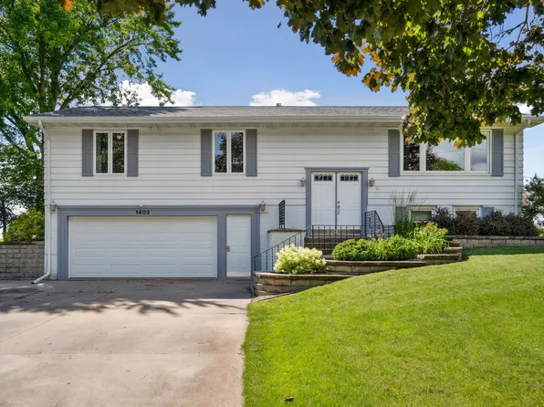 1403 3rd St SW, Dyersville, IA 52040