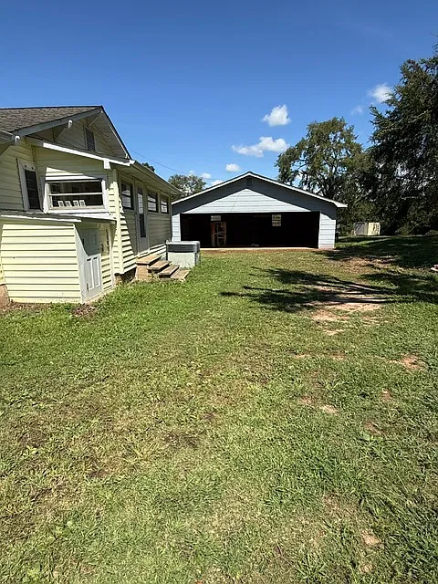 3 bed, 1.5 bath, 1200 sqft, $1,300 — Photo 3