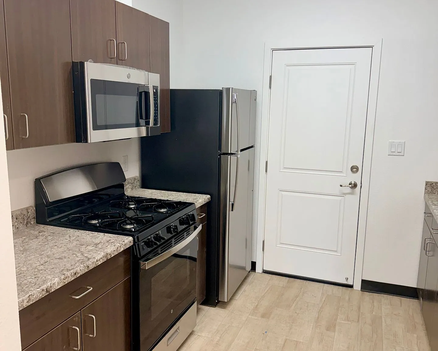 Brand New 2 Bedroom 2 Bath gated community apartments. — Photo 4