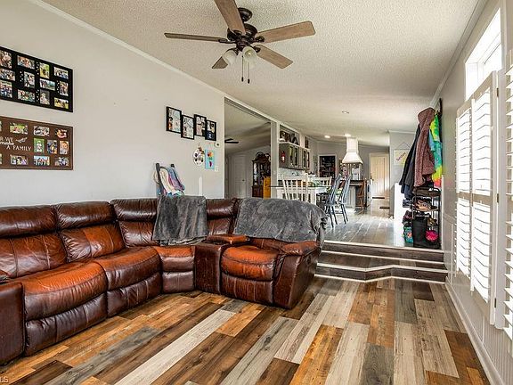 3rd image of 305 Whispering Oaks Dr