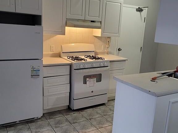 4th image of 33 Wyndham St N