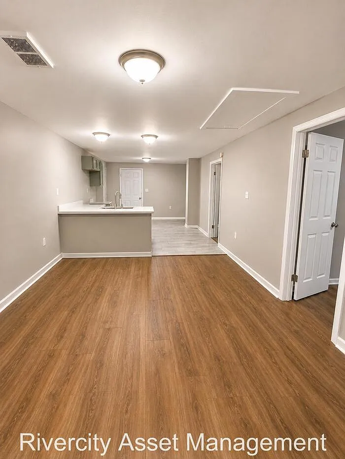 2 bed, 1.0 bath, 792 sqft, $995 — Photo 2