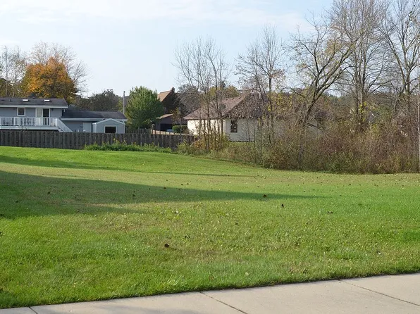 499 Evergreen Ter, Kewaskum, WI 53040
