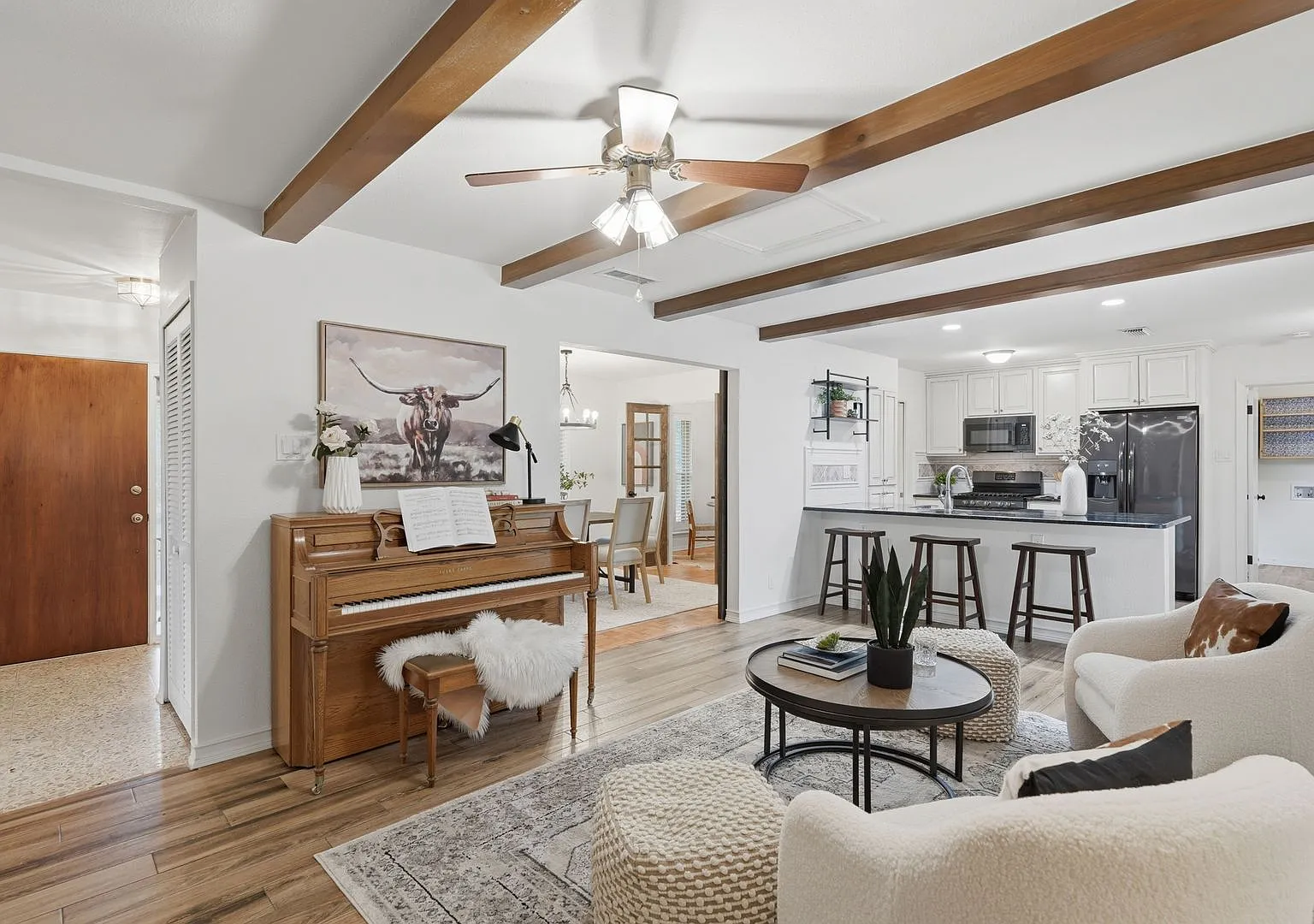 Beautiful Home on Nearly an Acre in Helotes with Pool, Office & No HOA — Photo 4