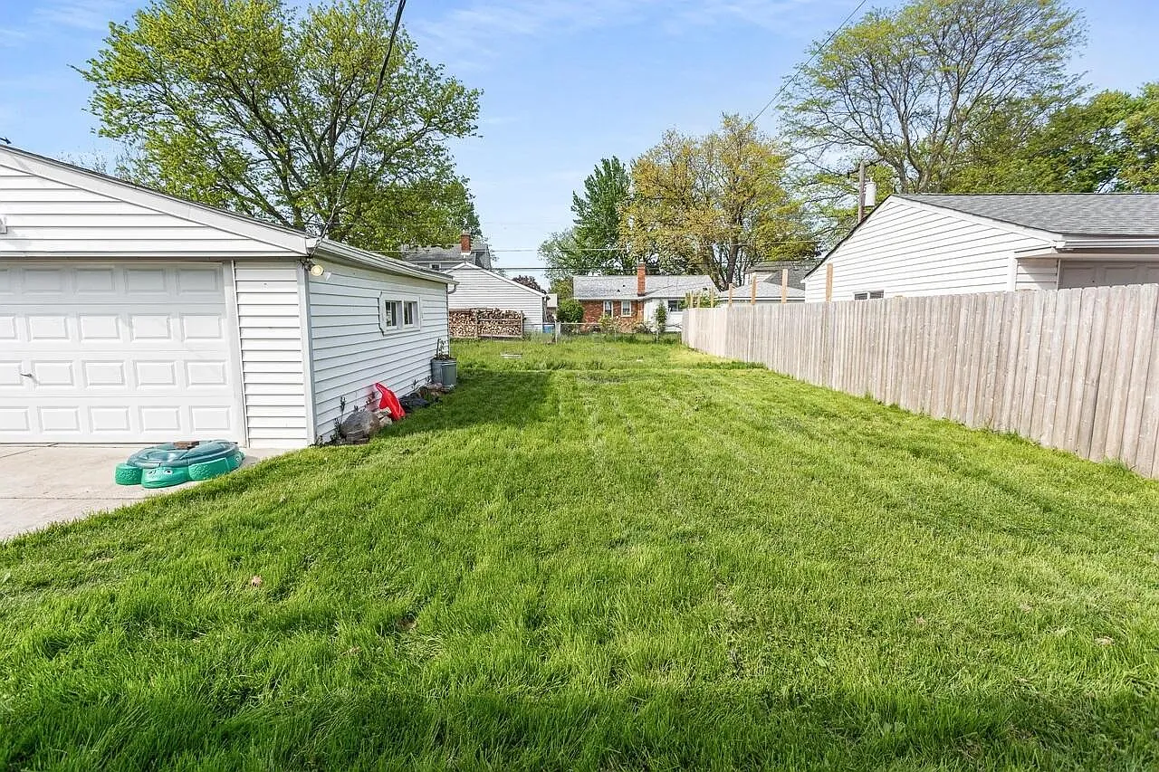 3 bed, 1.5 bath, 1198 sqft, $2,100 — Photo 3