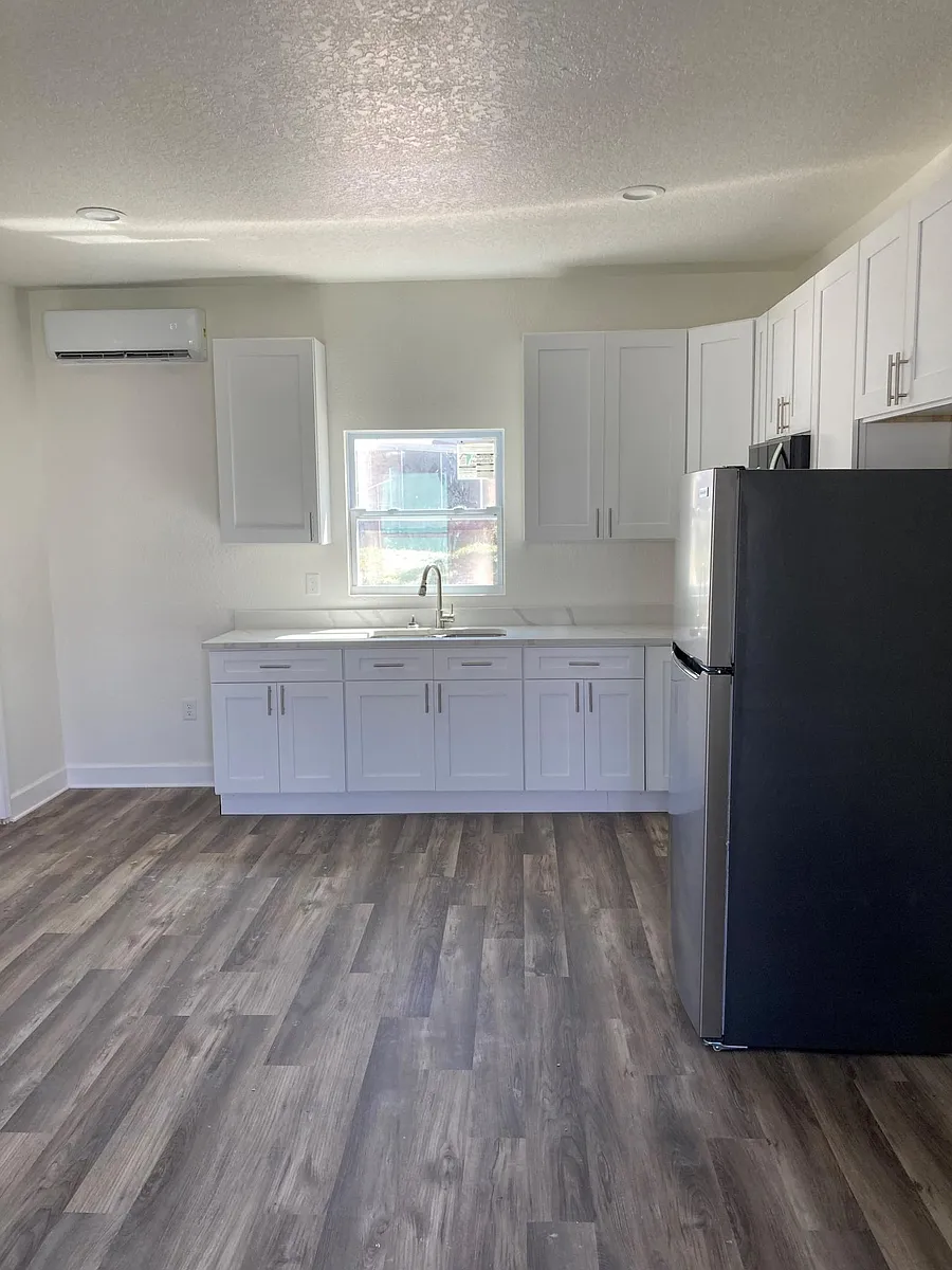 Building Photo - 2520 Lakeview Dr #1