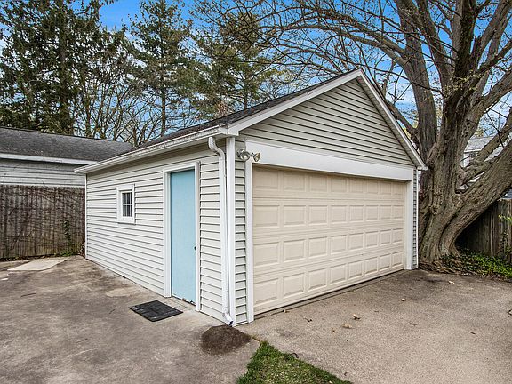 5th image of 722 Montrose Ave
