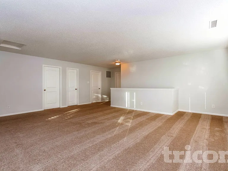 453 Bridgewater Dr — Photo 6