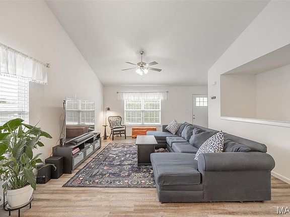 4th image of 21 Cuivre River Dr