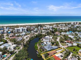 30 Island Cir, Sarasota, FL 34242