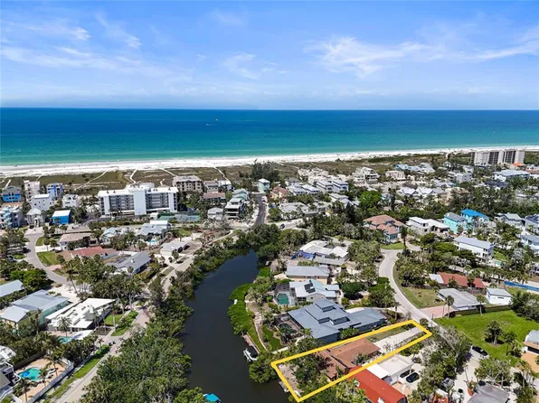 30 Island Cir, Sarasota, FL 34242