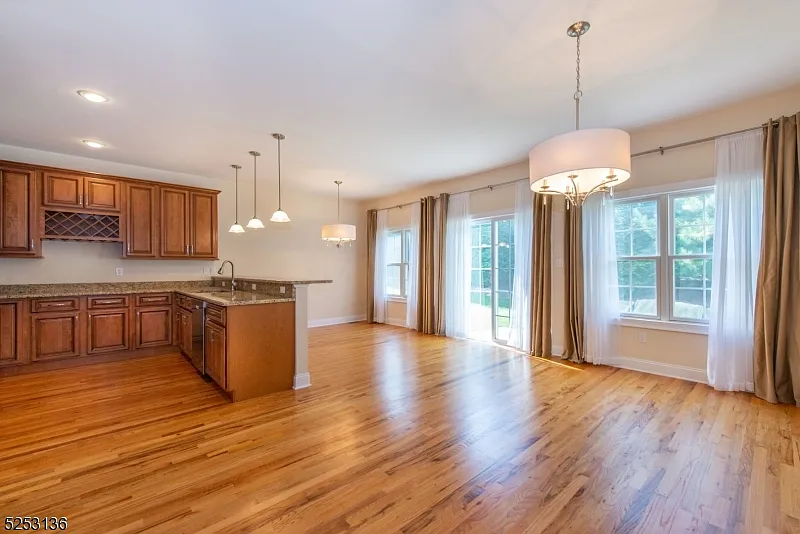 3 bed, 2.5 bath, $4,200 — Photo 2