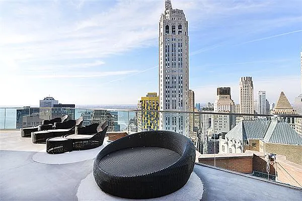 Sold by R New York | media 5
