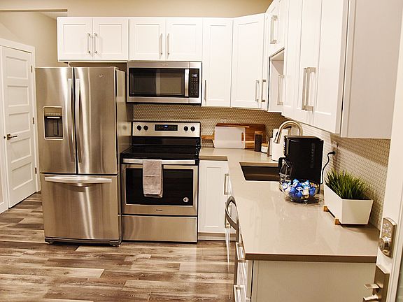 Beautiful kitchen w/new appl