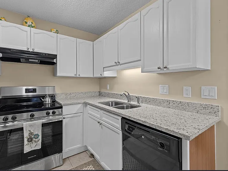 6240 April Pine Cir #F — Photo 4