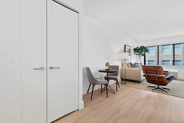 Rented by Greystar | media 16