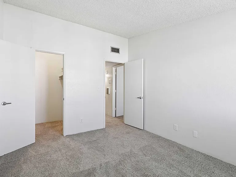 18-web-or-mls-E_Hampton_St_-_Unit_207_-_018