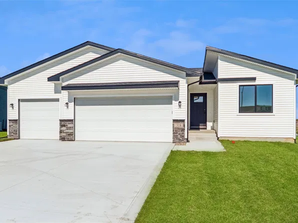 318 NE Chalet St, Elkhart, IA 50073