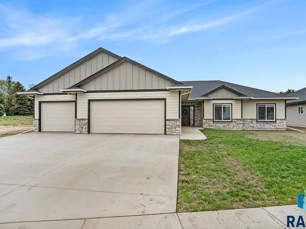 104 E 11th St, Crooks, SD 57020
