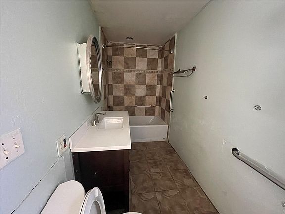 4th image of 310 Cedar Dr