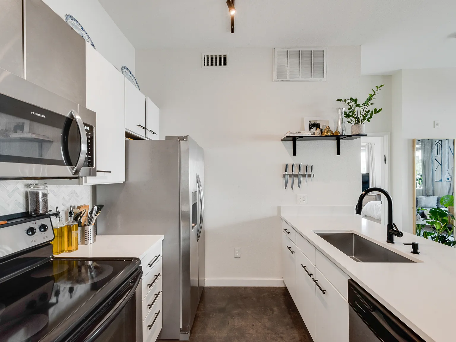 1 bed, 1.5 bath, 933 sqft, $1,900 — Photo 4