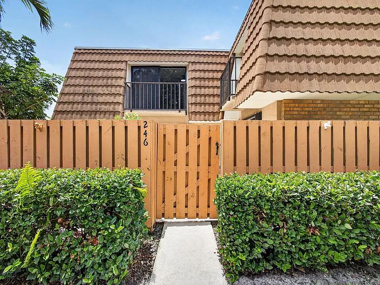 246 Charter Way — Photo 2