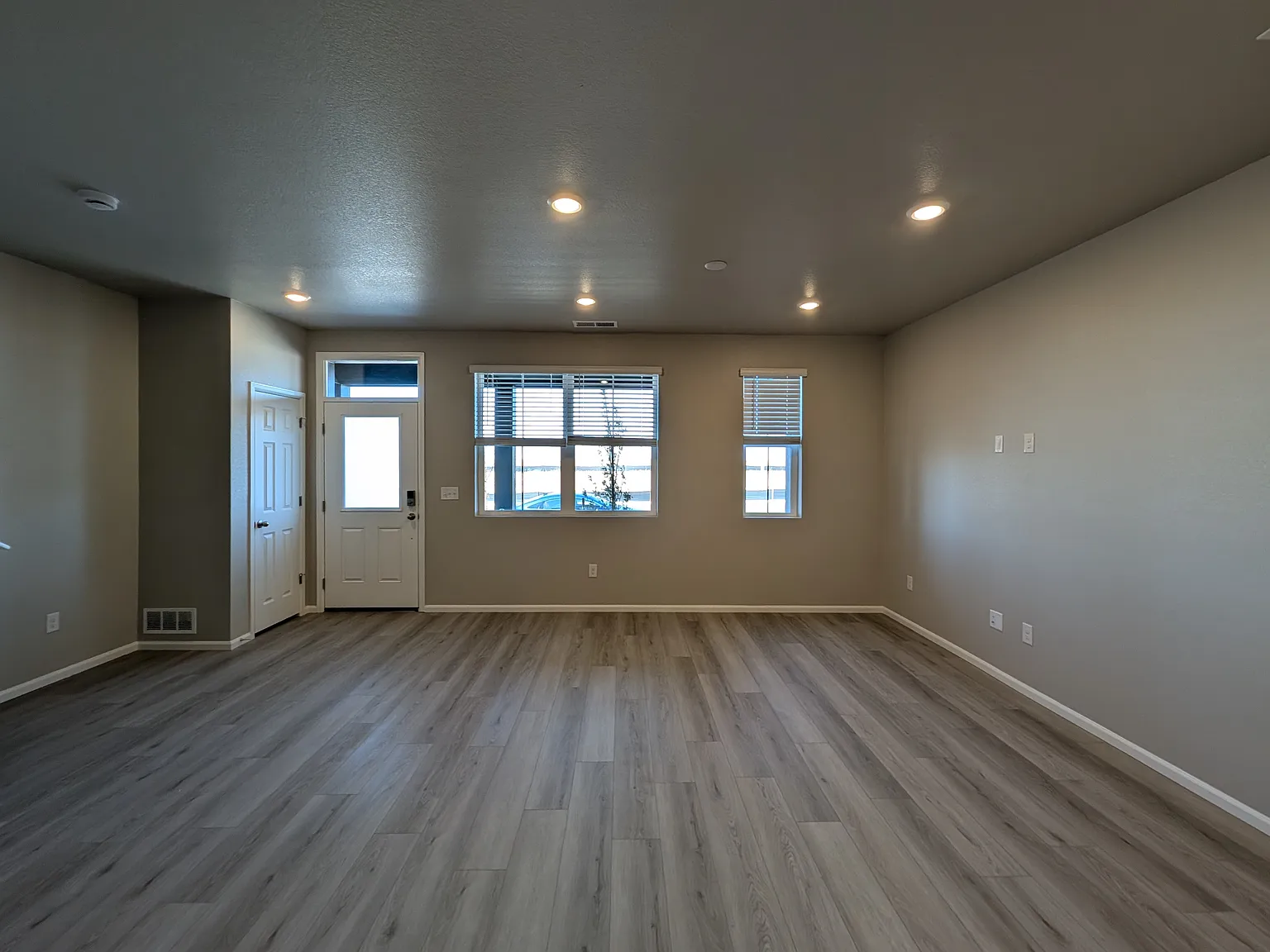 3 bed, 2.5 bath, 1683 sqft, $900 — Photo 3