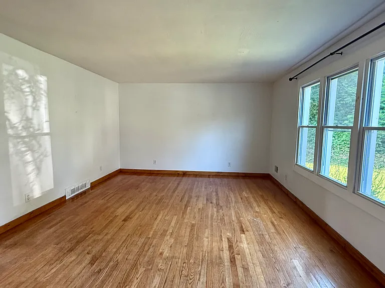 1304-1306 Carrie Ave — Photo 4