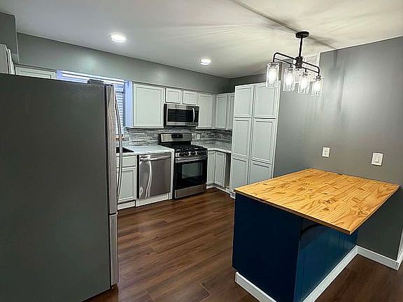 4th image of 207 W Maple St